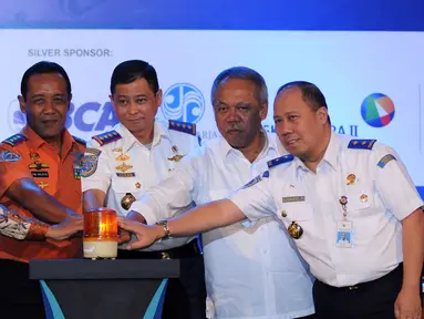 Menteri Perhubungan, Ignasius Jonan (tengah) bersama Menteri PU dan PR, Basuki Hadimuljono (kedua kanan) menekan tombol saat meresmikan Pameran Transportasi Indonesia 2015 di Jakarta, Rabu (16/9/2015). (Liputan6.com/Helmi Fithriansyah)