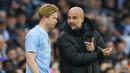 Pelatih Manchester City, Pep Guardiola (kanan), memberikan instruksi kepada Kevin De Bruyne sebelum memasuki lapangan dalam pertandingan putaran ketiga Piala FA melawan Huddersfield Town yang berlangsung di Etihad Stadium, Manchester, Minggu (7/1/2024). Ini merupakan penampilan ketiga De Bruyne setelah lima bulan yang lalu dirinya mengalami cedera pada laga perdana Liga Inggris 2023/2024. (AP Photo/Dave Thompson)