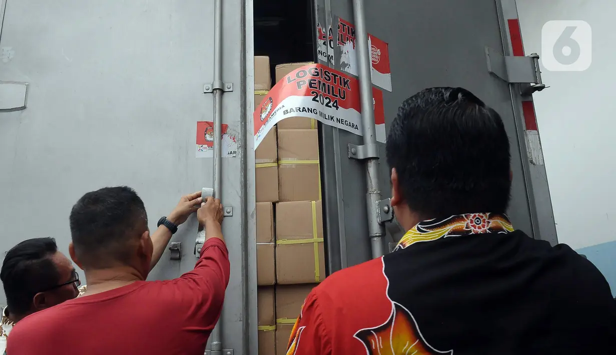 KPU Jakarta Timur telah menerima sebanyak 2.436.059 surat suara Pemilihan Presiden dan Wakil Presiden 2024 yang kemudian disimpan di Gudang Logistik KPU setempat. (merdeka.com/Imam Buhori)