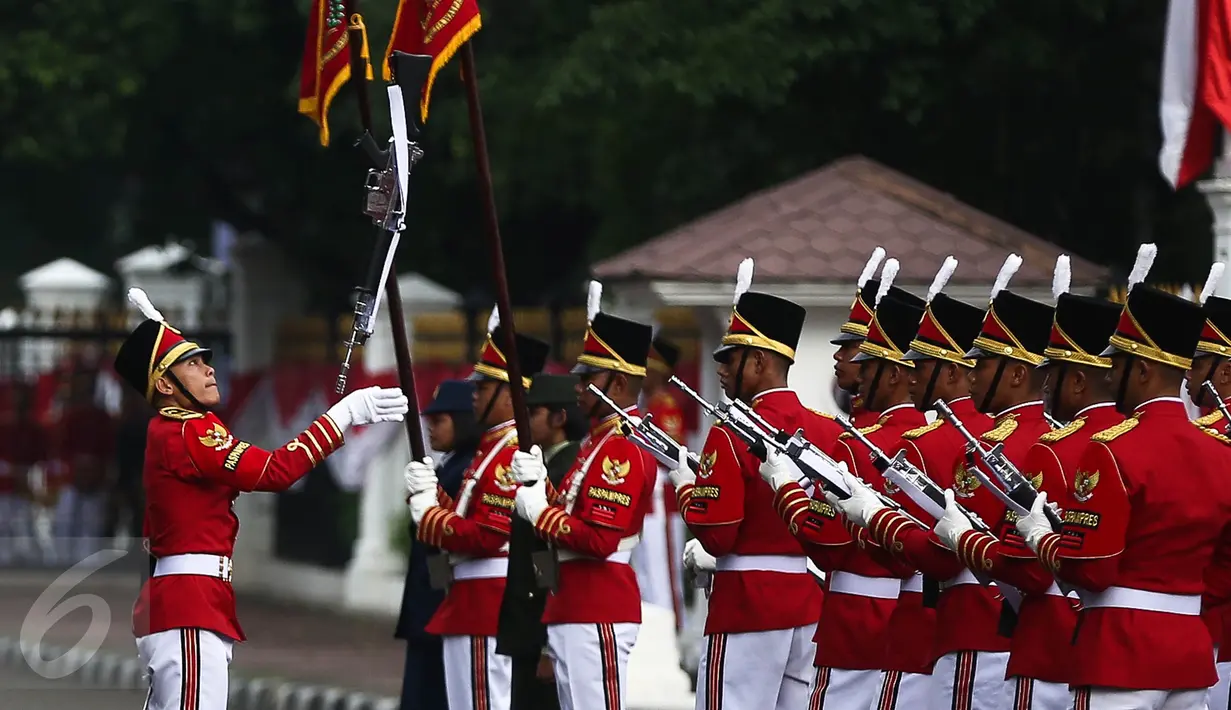 Atraksi lempar senjata ketika anggota Paspampres melakukan prosesi pergantian jaga Istana Kepresiden di depan Istana Merdeka, Minggu (28/8). Ini merupakan pelaksanaan seremoni pergantian pasukan jaga istana yang kedua kalinya (Liputan6.com/Faizal Fanani)