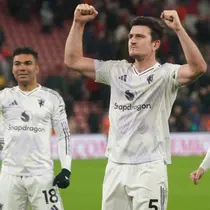 Harry Maguire dari Manchester United menyapa para pendukung setelah pertandingan&nbsp;Premier League Inggris antara Liverpool dan Manchester United di Liverpool, Inggris, Minggu, 19 Oktober 2025. (Foto AP/Ian Hodgson)