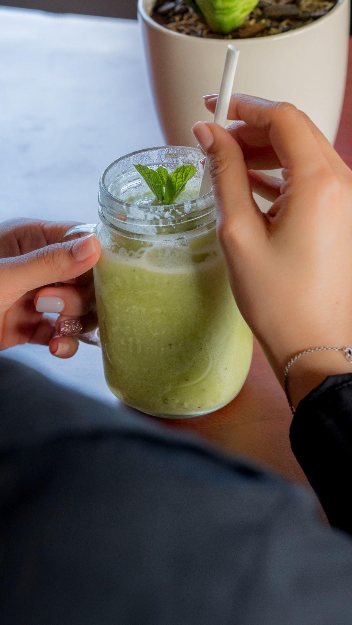 8. Smoothie Alpukat dan Pir