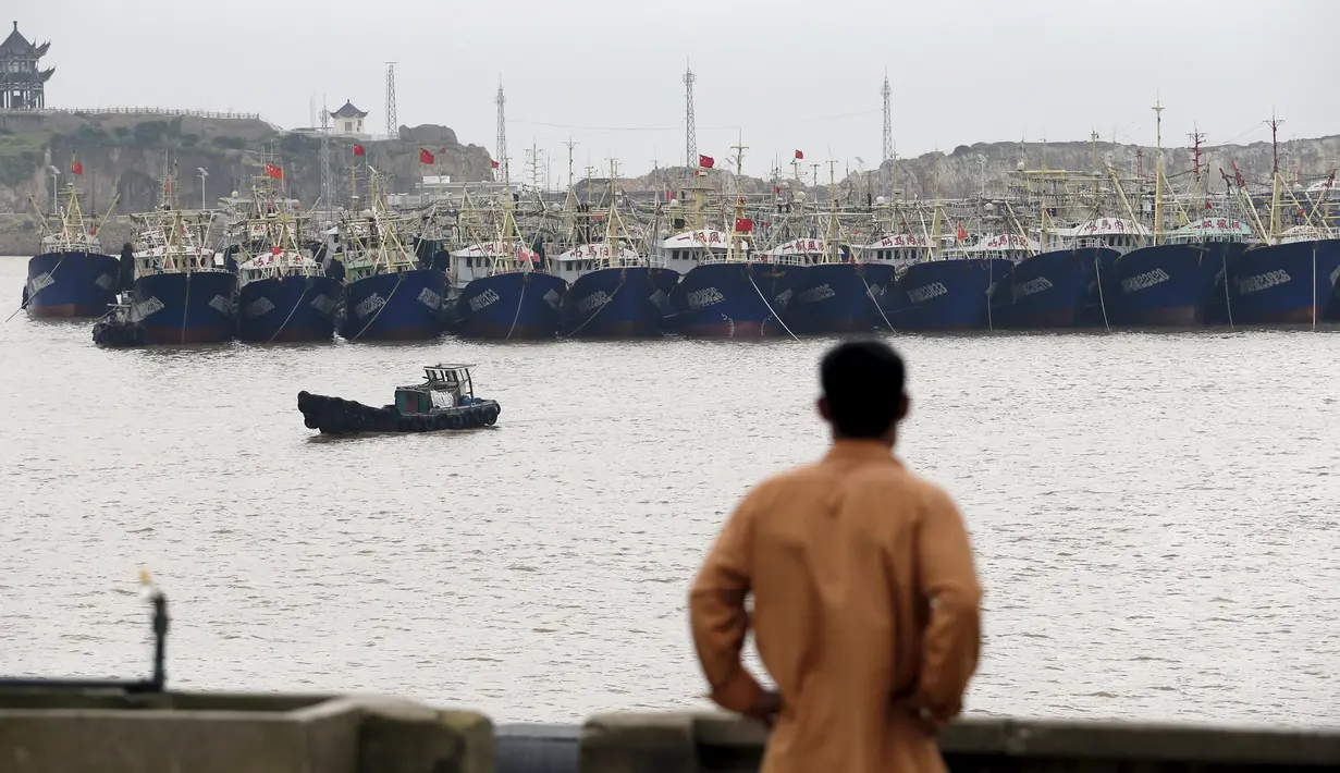 Sejumlah Perahu nelayan terlihat bersandar akibat badai Topan Chan-Hom yang mendekati wilayah Wenling, Zhejiang, China (8/7/2015). Akibat badai aktivitas penerbangan, pelabuhan dan sekolah-sekolah ditutup. (REUTERS/William Hong)