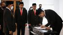 <p>Pemain Naturalisasi Timnas Indonesia, Shayne Pattynama&nbsp;menandatangani Surat Keputusan Presiden Republik Indonesia Tentang Pemberian Kewarganegaraan Republik Indonesia saat&nbsp;Pengambilan Sumpah Janji Setia Pewarganegaraan Republik Indonesia yang berlangsung di Kantor Wilayah Kementetian Hukum dan HAM DKI Jakarta, Selasa (24/01/2023). (Bola.com/Bagaskara Lazuardi)</p>
