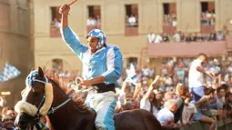Ekspresi Joki Carlo Sanna saat memacu kudanya Porto Alabe dalam balapan kuda Italia historis Palio di Siena, Italia (16/8). Setiap tahunnya, lomba ini selalu menjadi acara nasional dan disiarkan langsung di televisi nasional.(AFP Photo/Filippo Monteforte)