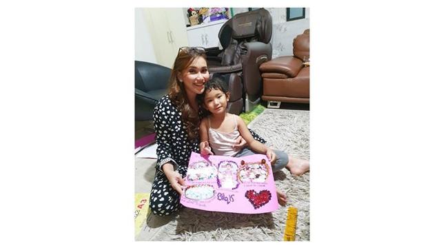 Ayu Ting Ting dan Bilqis mengerjakan tugas bersama-sama, karyanya terlihat bagus.