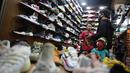Penjual melayani calon konsumen sepatu impor dari Vietnam dan China di salah satu toko sepatu di Jakarta, Selasa (1/9/2020). Kementerian Perdagangan memperketat prosedur impor produk alas kaki dan barang konsumsi lainnya melalui Peraturan Menteri Perdagangan No. 68/2020. (Liputan6.com/Faizal Fanani)