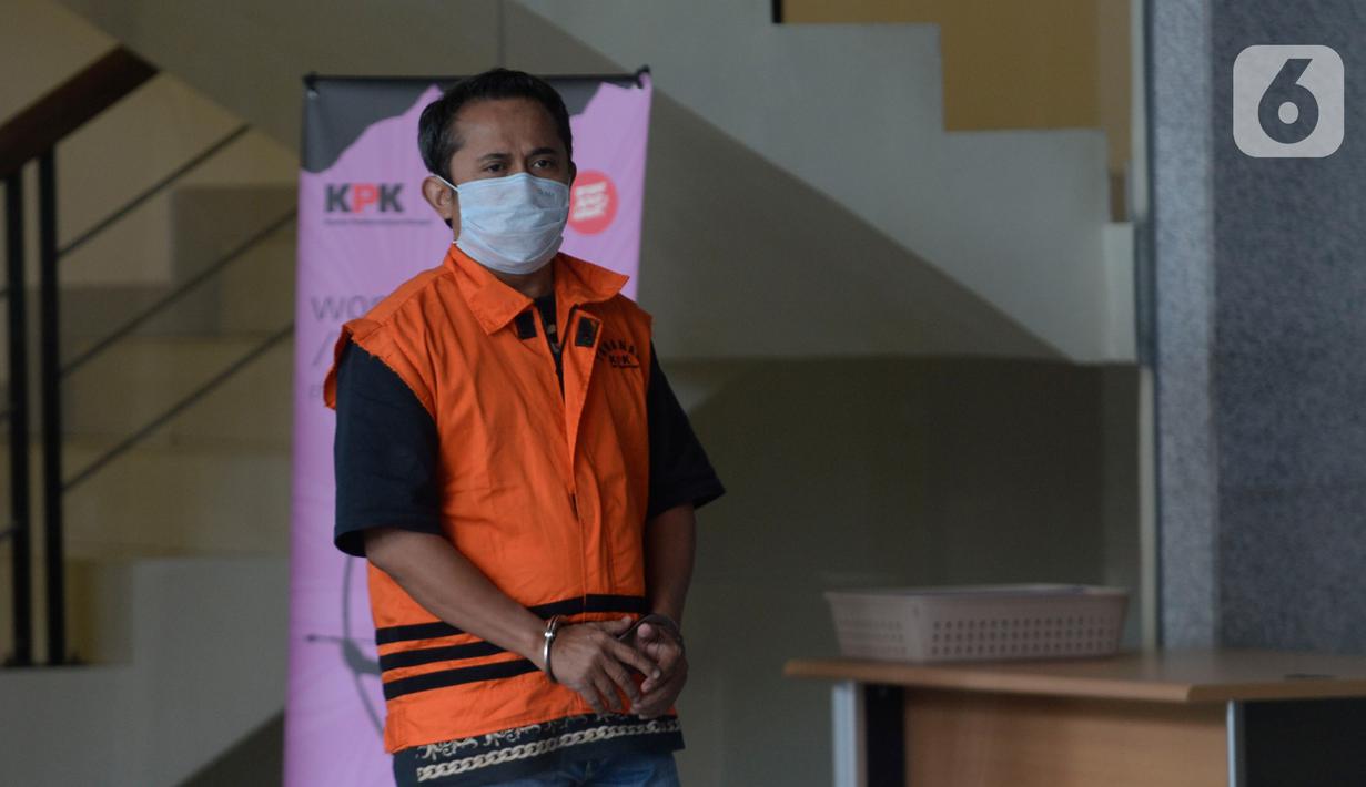 Direktur Utama PT Glori Karsa Abadi, Rahadian Azhar berjalan usai menjalani pemeriksaan pertama pasca penahanan di Gedung KPK, Jakarta, Jumat (8/5/2020). Rahadian Azhar diperiksa sebagai tersangka terkait dalam kasus suap pemberian fasilitas di Lapas Sukamiskin, Bandung. (merdeka.com/Dwi Narwoko)