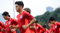 Pemain Timnas Jepang, Wataru Endo melakukan pemanasan saat sesi latihan menjelang laga lanjutan putaran ketiga Kualifikasi Piala Dunia 2026 melawan Timnas Indonesia yang berlangsung di Lapangan A, Kompleks Stadion Utama Gelora Bung Karno (SUGBK), Senayan, Jakarta, Rabu (13/11/2024). (Bola.com/Bagaskara Lazuardi)