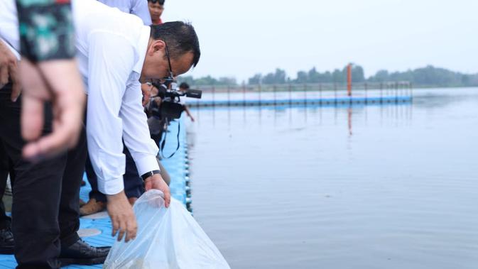 Menteri Kelautan dan Perikanan Edhy Prabowo melakukan restocking 50.000 ekor ikan nilem ke Waduk GOR Jakabaring. (Foto: KKP)