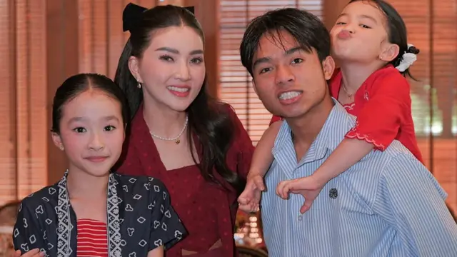 Keluarga Sarwendah Pakai kebaya saat Ulang Tahun ke-36. [@sarwendah29]