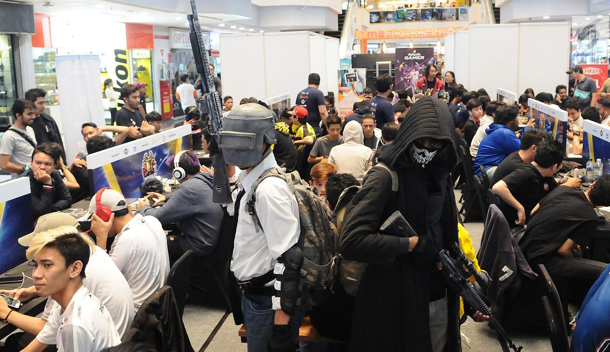 Sejumlah penggiat game memadati lantai dasar Mangga Dua Mall di Jakarta, Minggu (17/3). Ratusan gamers ambil bagian dalam kompetisi game Mobile Legends dan PUBG Mobile bertajuk NXL Mobile Esports Cup 2019. (Liputan6.com/Herman Zakharia)