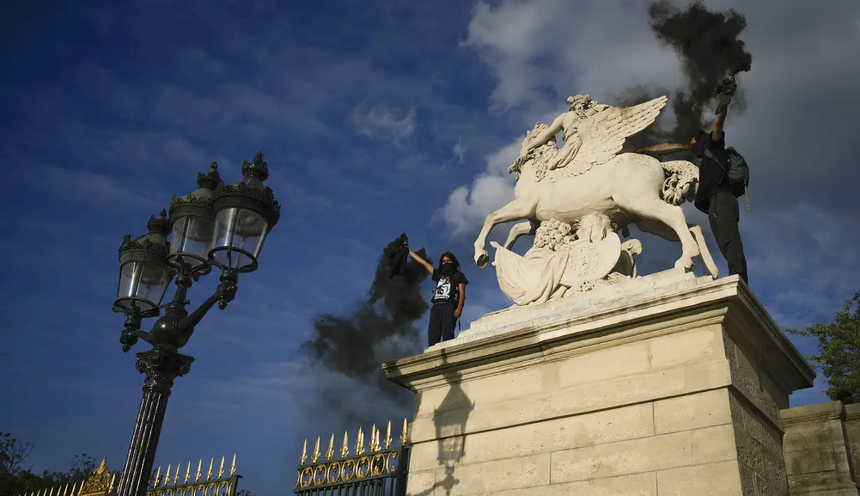 <p>Menteri Dalam Negeri Gerald Darmanin mengatakan Sabtu pagi bahwa 270 orang telah ditangkap pada Jumat malam, sehingga totalnya menjadi lebih dari 1100 sejak kerusuhan terjadi. (AP Photo/Lewis Joly)</p>