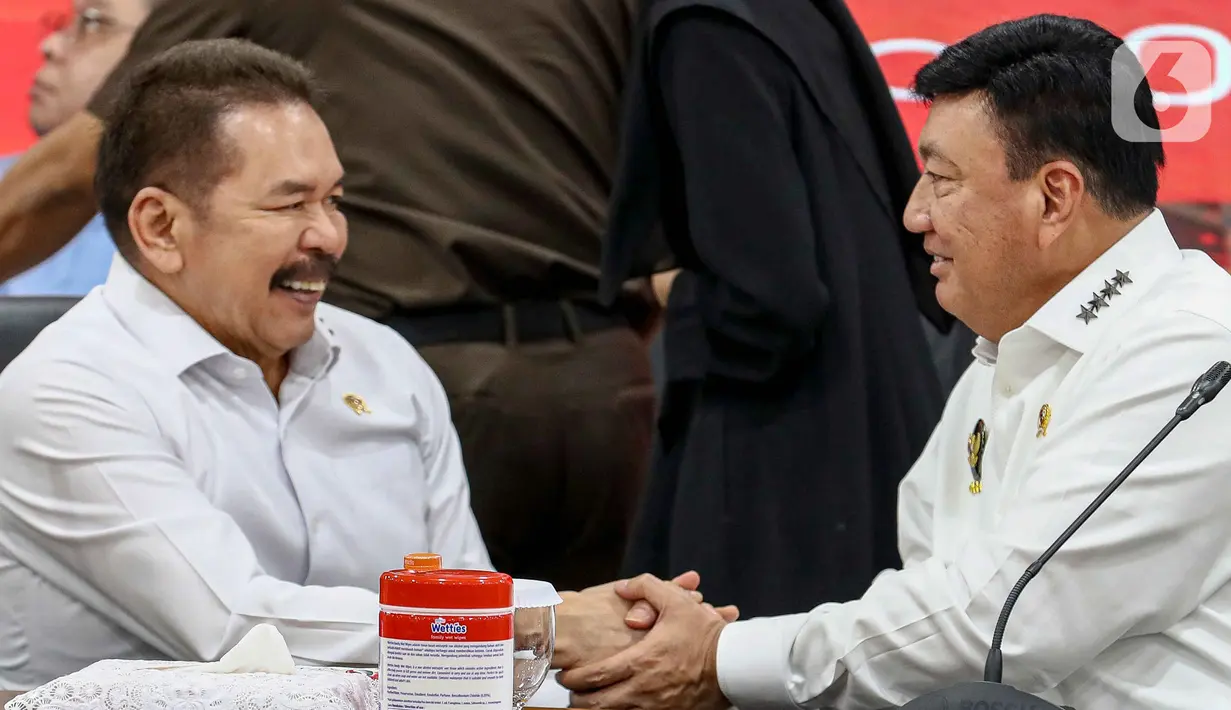 Menteri Koordinator Bidang Politik dan Keamanan (Menko Polkam) Budi Gunawan (kanan) berbareng Jaksa Agung ST Burhanuddin saat menyampaikan keterangan mengenai Capaian Kerja Desk Koordinasi Pencegahan Korupsi dan Perbaikan Tata Kelola, dan Desk Koordinasi Peningkatan Penerimaan Devisa Negara di Gedung Kejaksaan Agung RI, Jakarta, Kamis (2/1/2025). (pendapatsaya.com/Herman Zakharia)