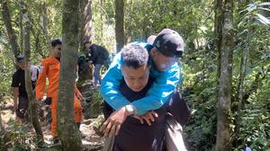 Momen Dramatis Evakuasi Pendaki Cedera Parah Akibat Jatuh di Gunung Dempo