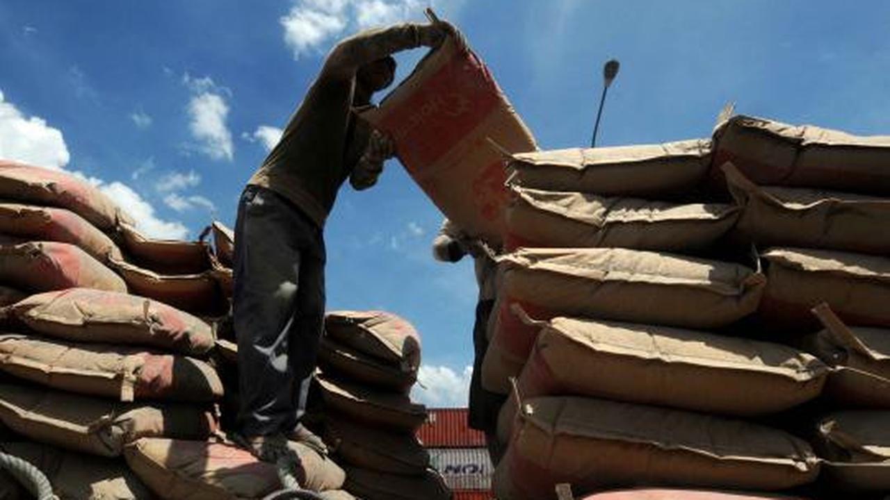 Kesibukan pengangkut barang di Sunda Kelapa jelang akhir tahun