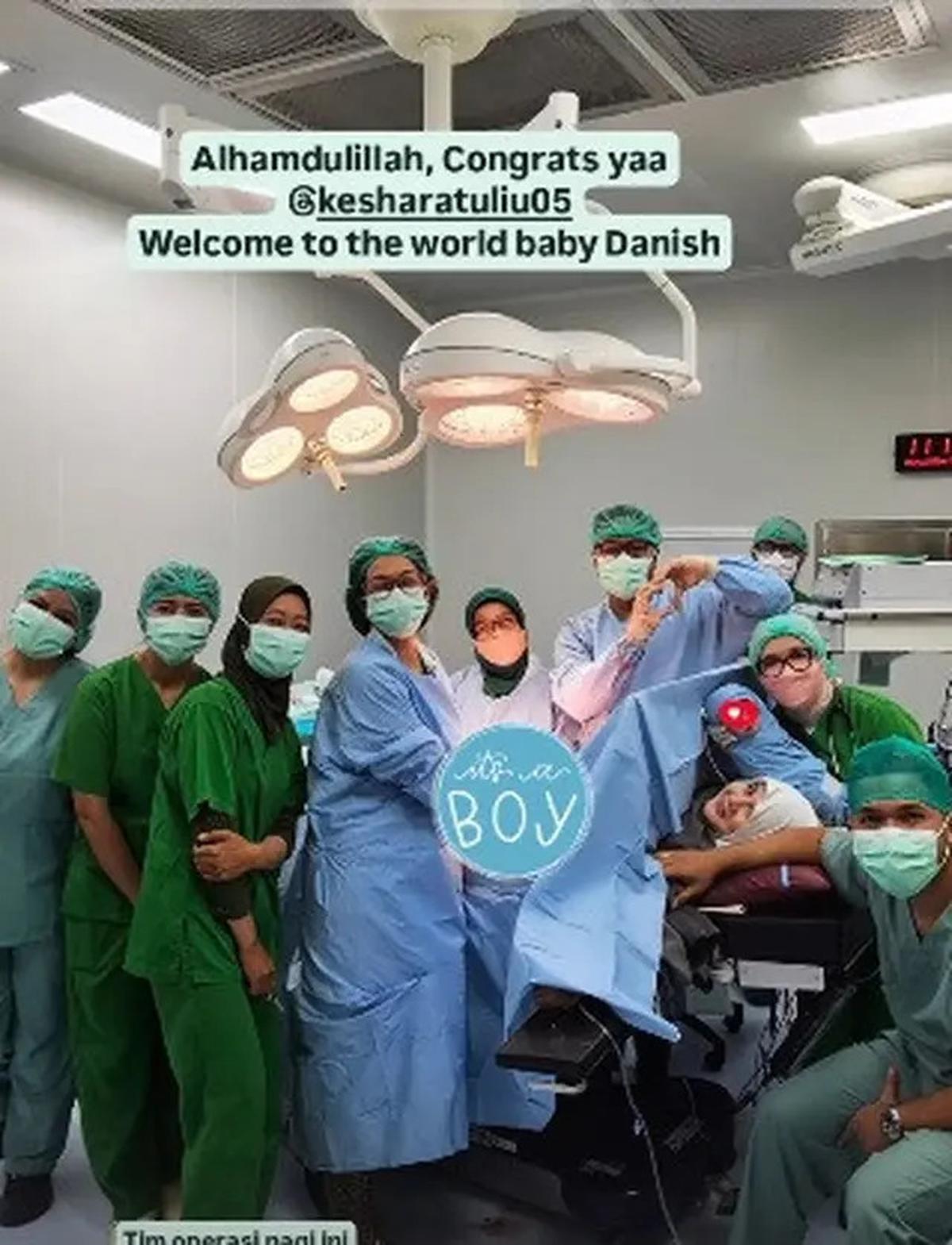 7 Potret Kesha Ratuliu Melahirkan Anak Ketiga, Penuh Haru