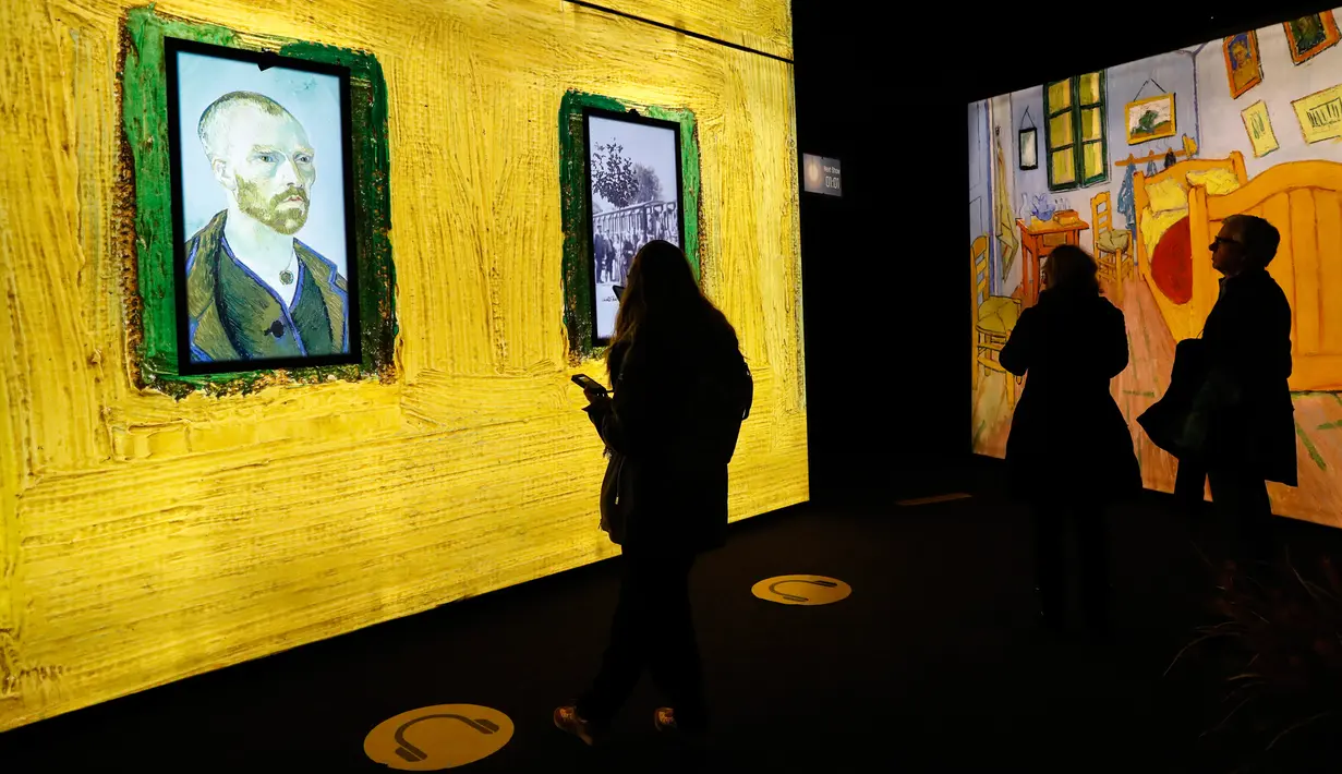 Pengunjung mengamati sejumlah koleksi dalam proyek pameran Meet Vincent van Gogh Experience di London, Inggris, Selasa (25/2/2020). Acara ini merupakan proyek persembahan Museum Van Gogh untuk fokus pada kisah hidup inspiratif pelukis tersebut. (Xinhua/Han Yan)