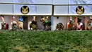 Anjing-anjing Corgi bersiap ambil bagian dalam kejuaraan "Corgi Nationals" California Selatan di Arena Balap Santa Anita di Arcadia pada 26 Mei 2019. Ratusan anjing corgi yang mengikuti kejuaraan ini memperebutkan gelar anjing tercepat. (Photo by Mark RALSTON / AFP)