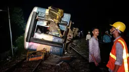 Jumlah korban tewas yang dilaporkan dalam tabrakan kereta ini bertambah. Ada sumber yang menyebut kecelakaan kereta di wilayah timur Bangladesh tersebut telah menewaskan 17 orang, tapi ada juga yang mengatakan sudah ada 20 korban tewas yang ditemukan. (AP Photo/Mahmud Hossain Opu)