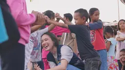 Momen seru bersama anak-anak ini ia abadikan dalam media sosial Instagramnya yang menuai banyak sorotan. Banyak dari para penggemar film 172 Days ini memuji aksinya kepeduliannya tersebut terhadap anak-anak. Enggak hanya bermain dengan anak, namun juga ada pemeriksaan kesehatan gratis. (Liputan6.com/IG/@yasminnapper)