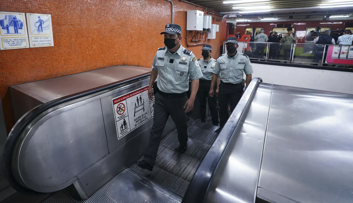 Anggota Garda Nasional Meksiko berpatroli di dalam stasiun kereta bawah tanah kota di Mexico City, Kamis (12/1/2023). Wali Kota Mexico City mengatakan lebih dari 6 ribu petugas Garda Nasional akan ditempatkan di sistem kereta bawah tanah kota setelah serangkaian kecelakaan yang menurut para pejabat bisa jadi karena sabotase. (AP Photo/Fernando Llano)