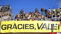 Para penggemar Valentino Rossi memberi dukungan untuk The Doctor jelang babak kualifikasi MotoGP Valencia 2021, Sabtu (13/11/2021). (AFP/Jose Jordan)