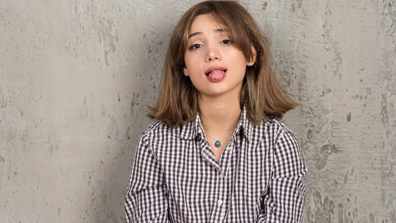 Model Rambut Poni Belah Tengah