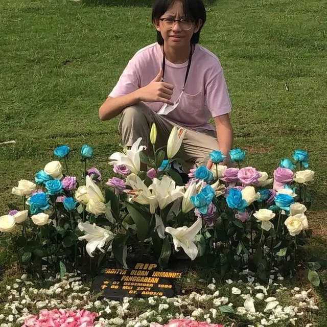 7 Momen Joanna Alexandra Bersama Anak Ziarah Ke Makam Raditya Oloan, Penuh Haru