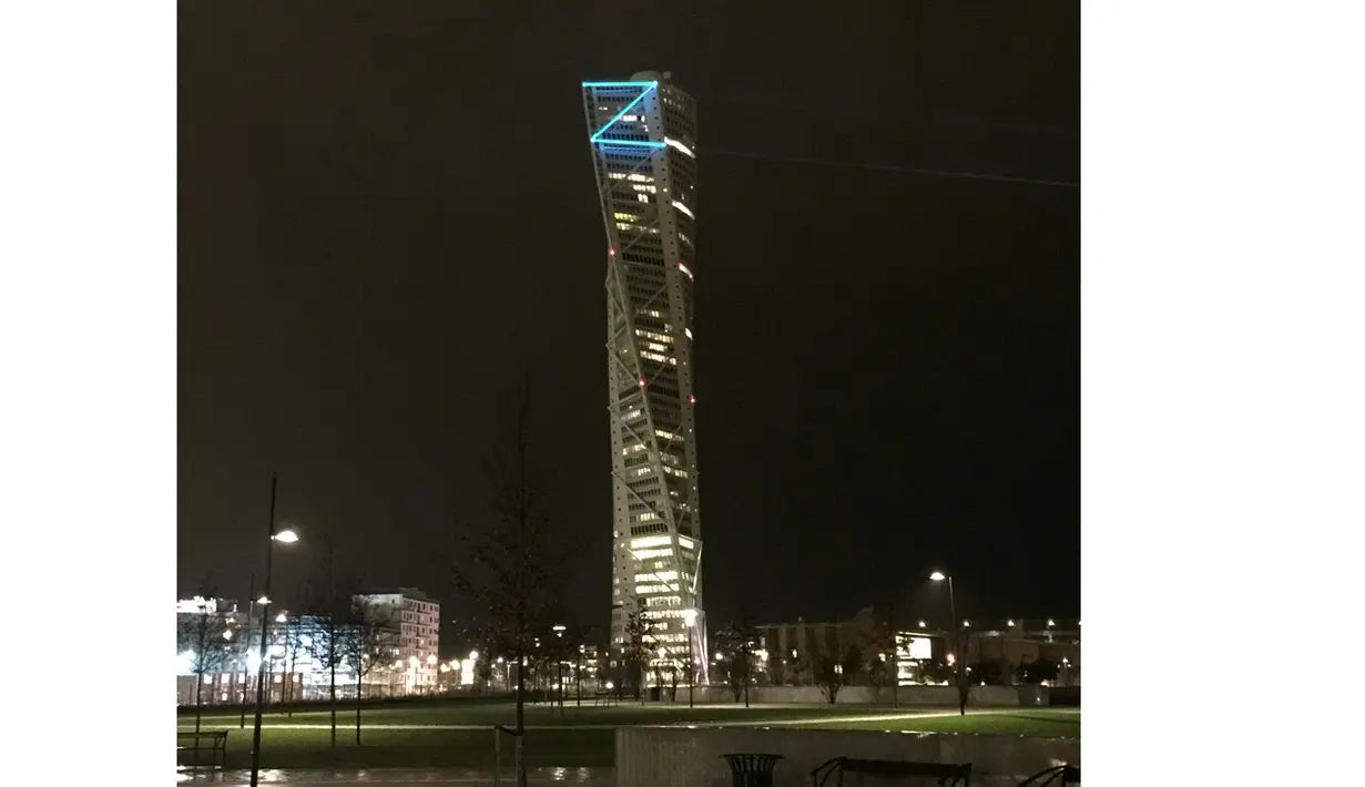 Sebuah logo 'Z' terpampang di gedung Turing Torso, Malmo Swedia, Selasa (24/11/2015). Tanda ini merupakan bagian dari penyambutan bintang sepak bola Zlatan Ibrahimovic ke kampung halamannya. (AFP Photo/TT News Agency/Str)