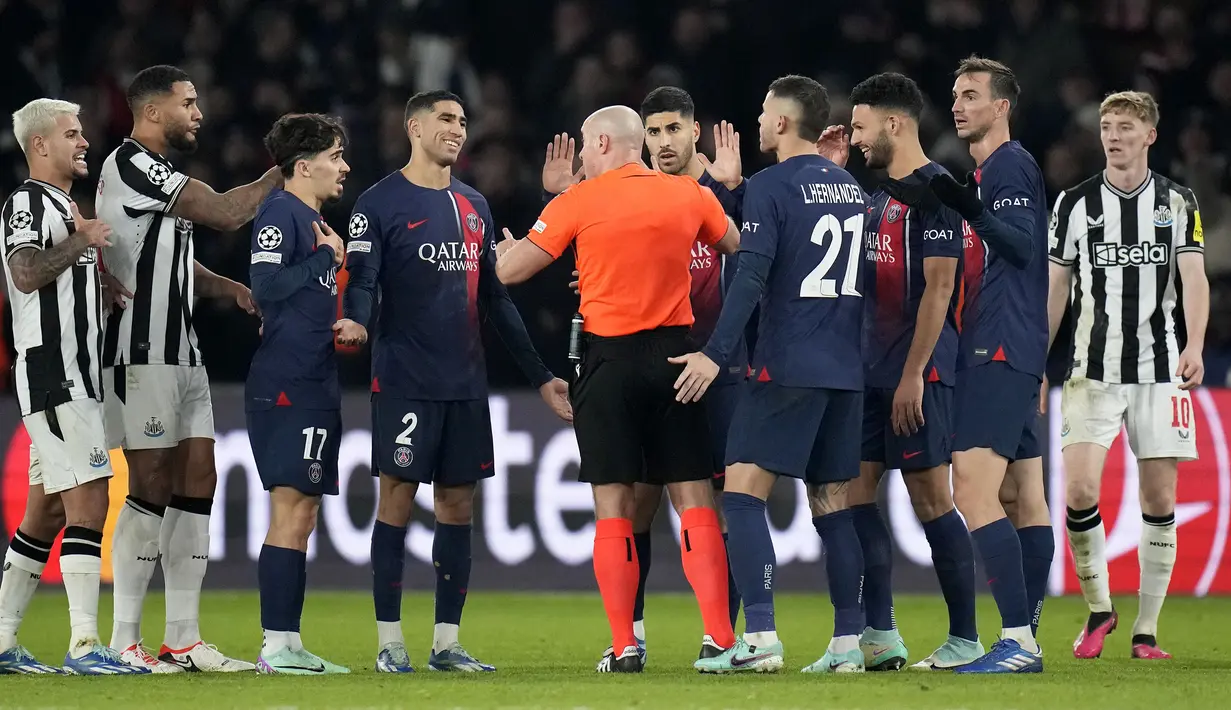 Para pemain PSG mengelilingi Wasit Szymon Marciniak untuk meminta penalti pada laga lanjutan Grup F Liga Champions 2023/2024 di Parc des Princes, Paris, Prancis, Rabu (29/11/2023) dini hari WIB. (AP Photo/Christophe Ena)