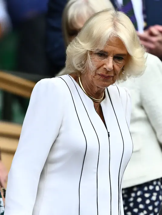Camilla, yang menghadiri pertandingan tenis tunggal dan untuk pertama kalinya dengan gelar barunya, mengenakan pakaian musim panas. (SEBASTIEN BOZON/AFP)