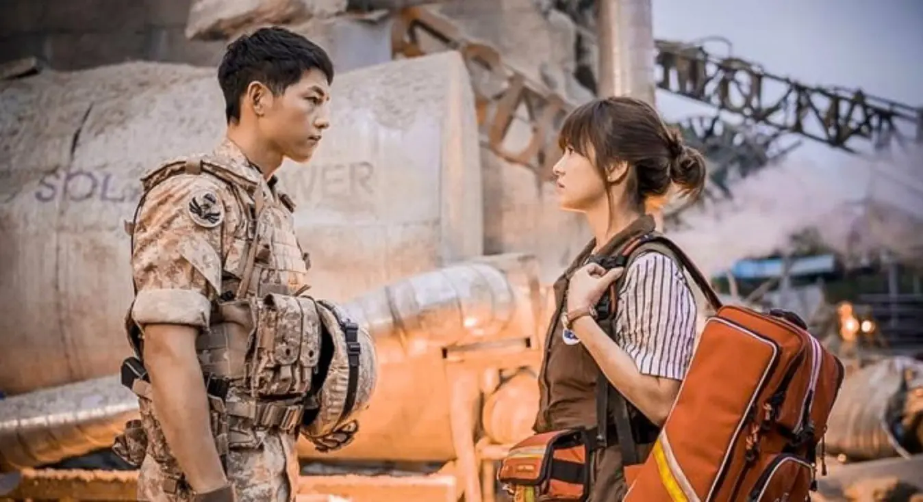 Drama Descendants of The Sun yang diperankan Song Joong Ki dan Song Hye Kyo sukses menyapu bersih penghargaan Seoul Drama Awards 2016.