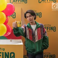 Iqbaal Ramadhan berpose dalam launching Kopi Caffino di kawasan Jakarta, Selasa ( 9/7/2019). Caffino menggandeng aktor sekaligus musisi muda, Iqbaal Ramadhan sebagai brandambassador. (Liputan6.com/Faizal Fanani)