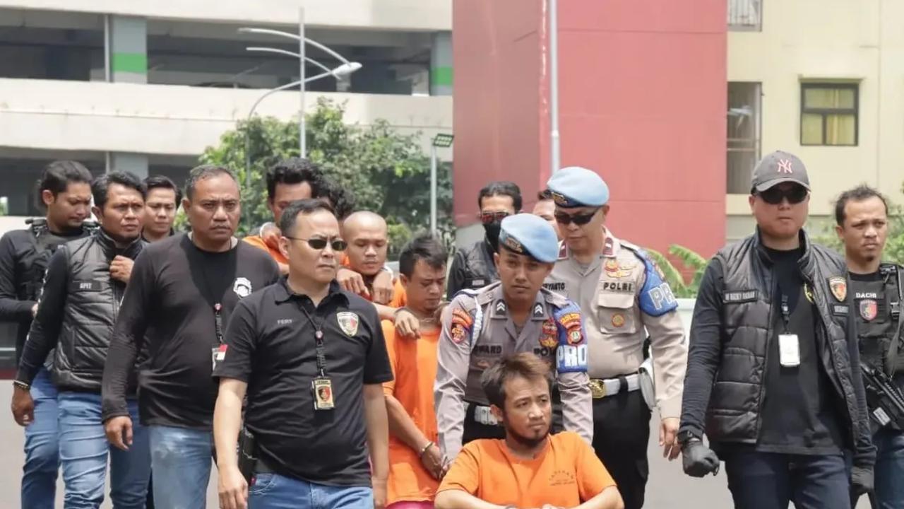 Perburuan perampok 'Kapten' Toto bukan hal yang mudah. Pimpinan komplotan yang kerap beraksi di Jakarta Barat ini ternyata sangat licin dari kejaran aparat.