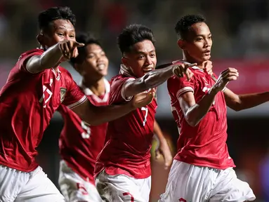 Timnas Indonesia U-16 memastikan lolos ke partai puncak Piala AFF U-16 usai meyingkirkan Myanmar U-16 dengan skor 5-4 lewat adu tendangan penalti di Stadion Maguwoharjo, Sleman, Rabu (10/8/2022) sore WIB. Dalam waktu normal kedua tim bermain imbang 1-1, di mana Indonesia tertinggal lebih dahulu di babak pertama. (Bola.com/Bagaskara Lazuardi)