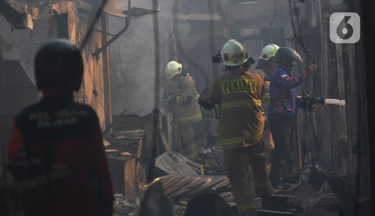 Belum diketahui secara pasti penyebab kebakaran, namun dugaan sementara diakibatkan hubungan arus pendek listrik. (merdeka.com/Imam Buhori)