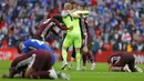 Pemain Leicester City berpesta pada akhir pertandingan final Piala FA melawan Chelsea di Stadion Wembley, London, Inggris, Sabtu (15/5/2021). Leicester City mengalahkan Chelsea 1-0. (AP Photo/Kirsty Wigglesworth, Pool)