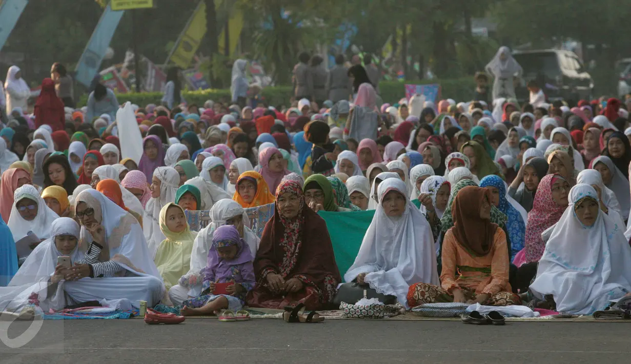 Umat Muslim melaksanakan salat Idul Fitri di depan Mapolresta Solo, Jawa Tengah, Rabu (6/7). Aksi bom bunuh diri di halaman Mapolresta Solo kemarin, tidak menyurutkan warga dan anggota untuk menunaikan ibadah salat Id di tempat tersebut. (Boy Harjanto)