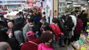 Warga mengantre untuk mendapatkan masker wajah gratis di luar sebuah toko kosmetik di Tsuen Wan, Hong Kong, Selasa (28/1/2020). Hong Kong terkonfirmasi memiliki delapan kasus infeksi virus corona. (AP Photo/Achmad Ibrahim)