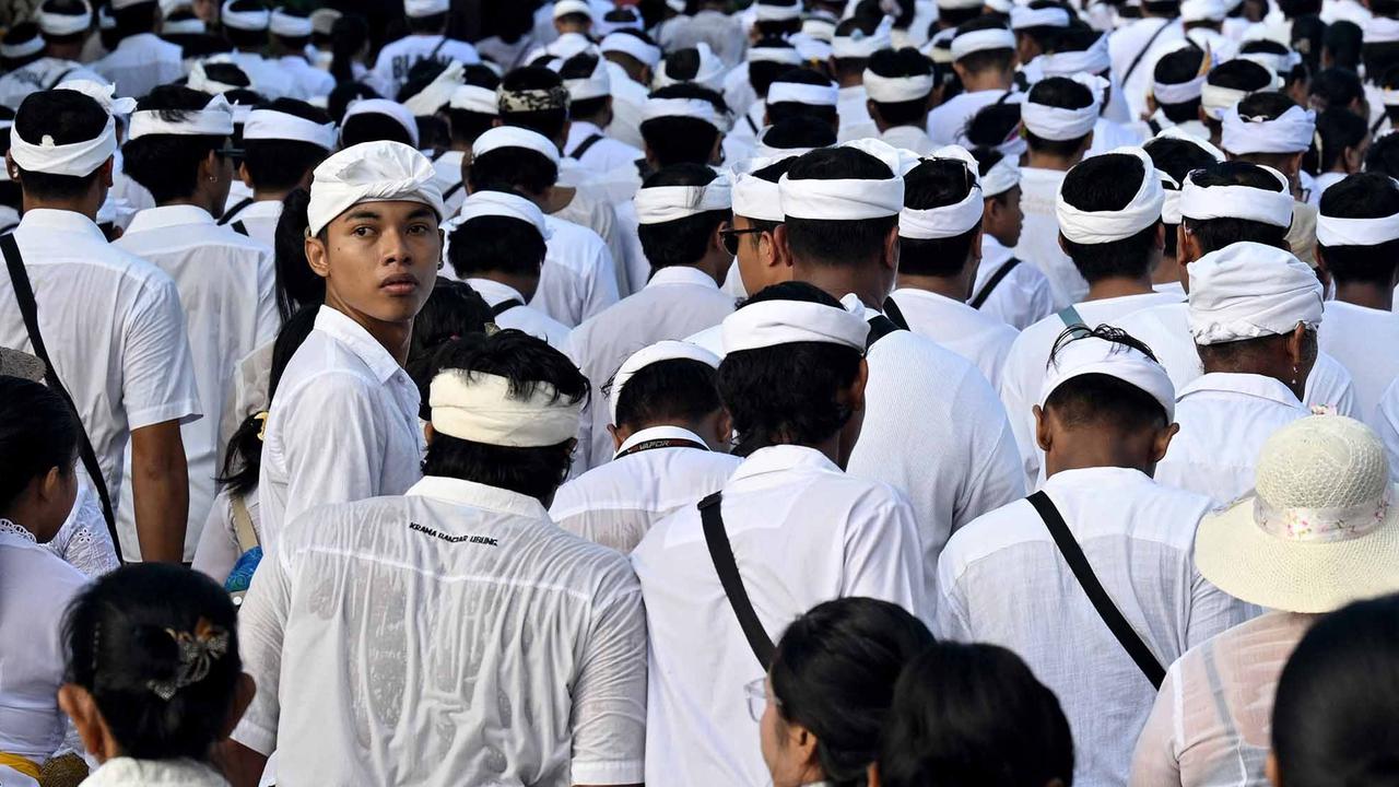 FOTO: Penampakan Ribuan Umat Hindu Berjalan Kaki sepanjang 15 KM menuju Pura Uluwatu Bali
