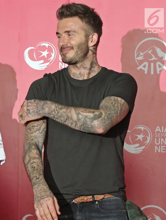 Mantan bintang sepak bola Inggris David Beckham saat menghadiri acara AIA Sepak Bola untuk Negeri di Jakarta, Minggu (25/3). Kegiatan David dan AIA, membagikan 10 ribu bola untuk akademi sepak bola. (Liputan6.com/Herman Zakharia)