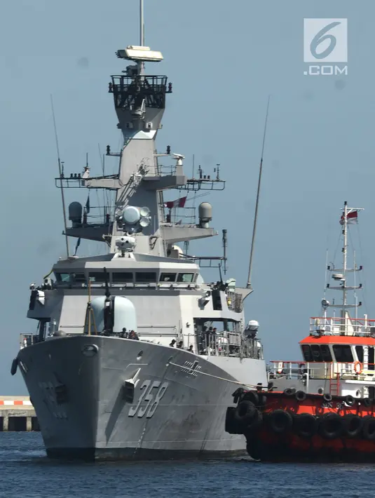 Penampakan kapal perang KRI Jhon Lie 358 saat berada di Dermaga Sunda Pondok Dayung, Jakarta, Jumat (13/4). TNI AL Koarmabar menerima KRI Jhon Lie 358 dan KRI Bung Tomo 357 dari Koarmatim. (Merdeka.com/Imam Buhori)
