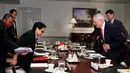 Menteri Pertahanan AS James Norman Mattis dan Menlu RI Retno LP Marsudi menggelar pertemuan di Pentagon, Senin (26/3). Pertemuan keduanya di Washington merupakan kunjungan balasan setelah Mattis mengunjungi Jakarta pada Januari lalu. (AP/Jacquelyn Martin)