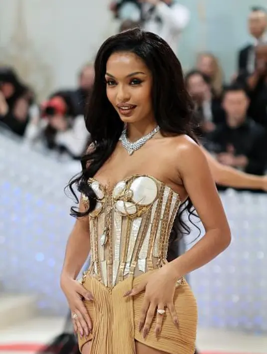 Kalung Resonances de Cartier tunjang penampilan Yara Shadiri dengan gaun enamel. [Cartier]