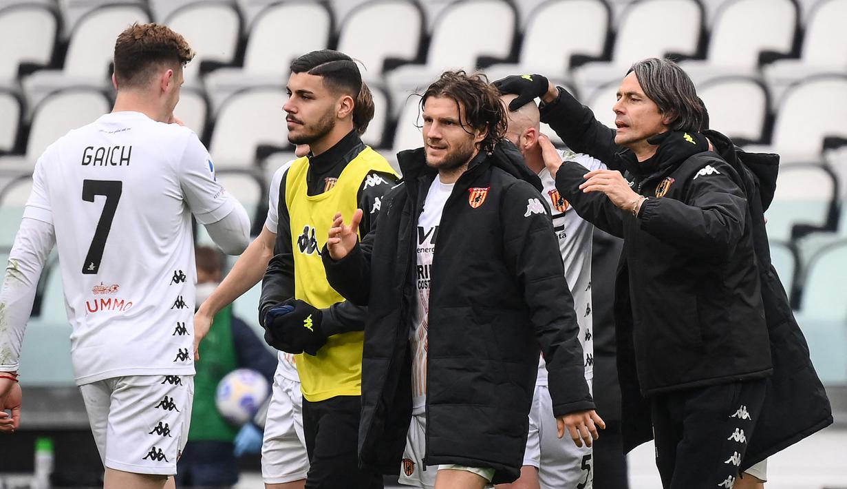 Manajer tim Benevento, Filippo Inzaghi (kanan) dan para pemain merayakan kemenangan 1-0 atas Juventus usai berakhirnya laga lanjutan Liga Italia 2020/2021 pekan ke-28 di Allianz Stadium, Turin, Minggu (21/3/2021). (LaPresse via AP/Marco Alpozzi)