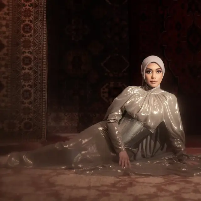 Celine Evangelista Pakai Gaun Cape Elegan