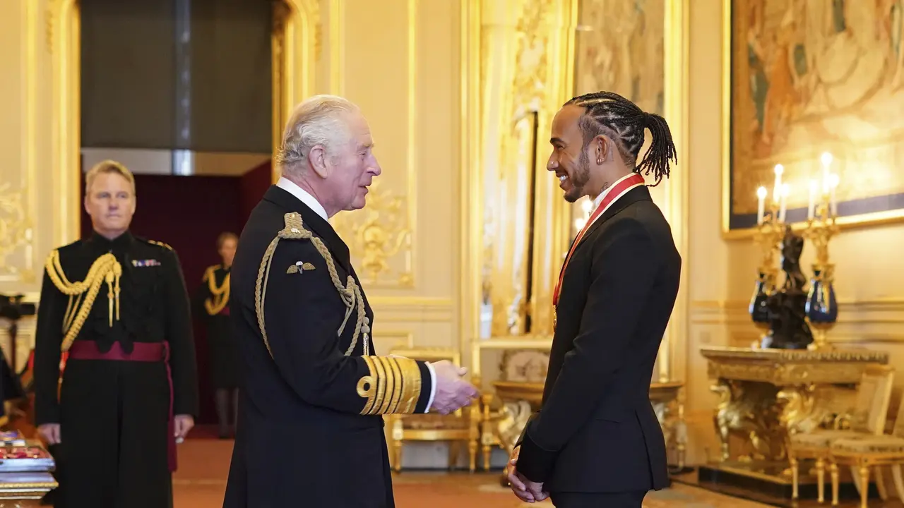 Momen Lewis Hamilton Terima Gelar Bangsawan dari Kerajaan Inggris