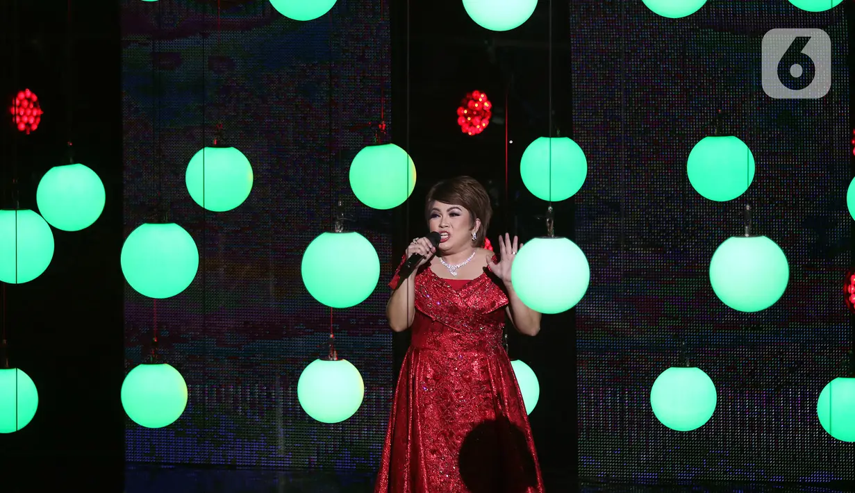 Penyanyi Joy Tobing tampil dalam "Christmas Concert The Greatest Love" di Studio 6 Emtek City, Daan Mogot, Jakarta, Kamis (19/12/2019). Selain Agnez Mo, beberapa penyanyi ternama di Indonesia juga mengisi acara tersebut antara lain, Delon, Joy Tobing, Judika dan Nikita . (Liputan6.com/Johan Tallo)