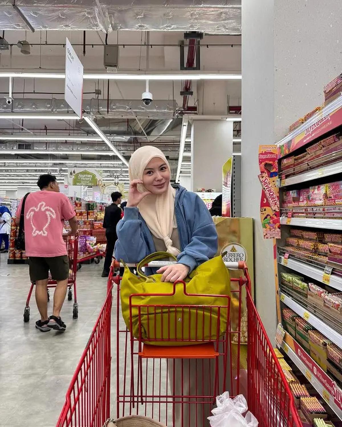 6 Potret Ayana Moon Jalani Ramadan di Indonesia, Jajan Cilok hingga Tarawih